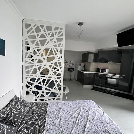 Kitty Studio Sunset Lake Apartment Mamaia Exterior foto