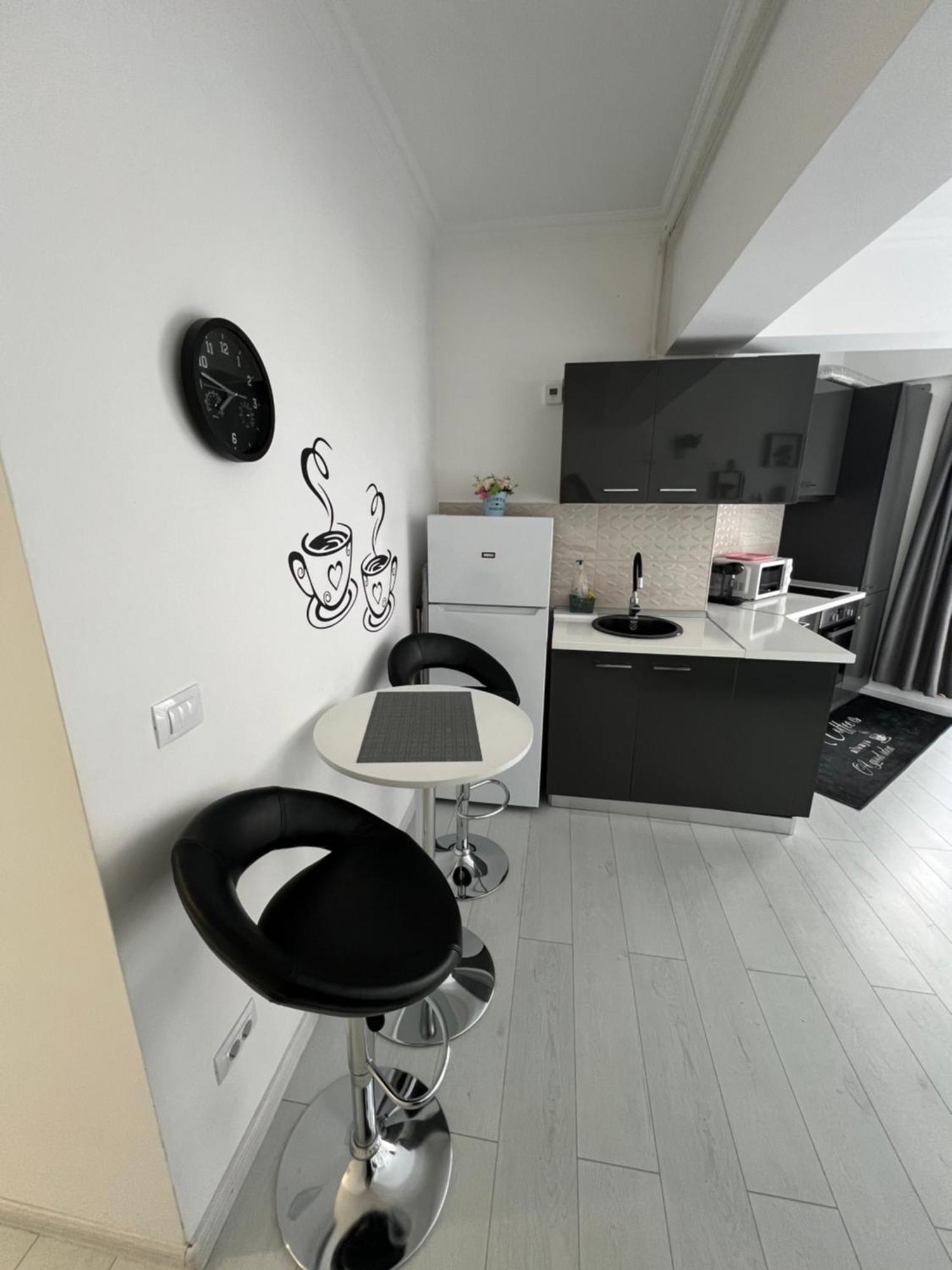 Kitty Studio Sunset Lake Apartment Mamaia Exterior foto