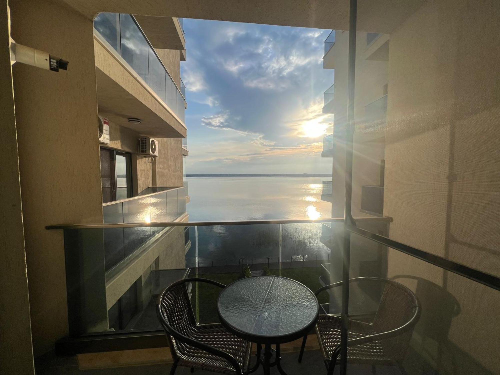 Kitty Studio Sunset Lake Apartment Mamaia Exterior foto
