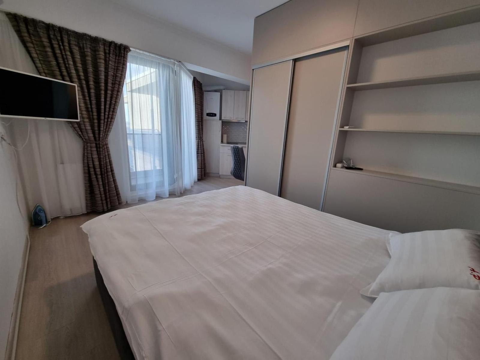 Kitty Studio Sunset Lake Apartment Mamaia Exterior foto